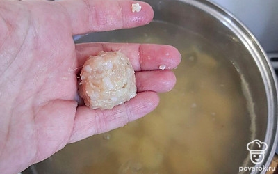 Как только картошка закипит, скатайте шарики из фарша и бросайте их в кипяток. Варите в течение 30 минут.