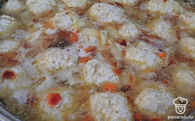 Добавьте в суп зажарку. Посолите и добавьте специи по вкусу.