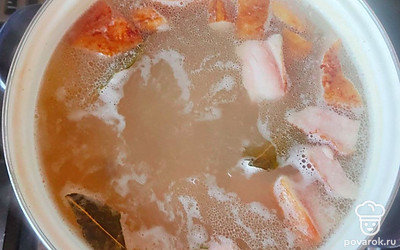 Возьмите ребра и отделите мясо от кости, потом порежьте на кусочки. Горох хорошо промойте. Вскипятите три литра воды. В кипящую воду опустите мясо и горох. Варите 50-70 минут.