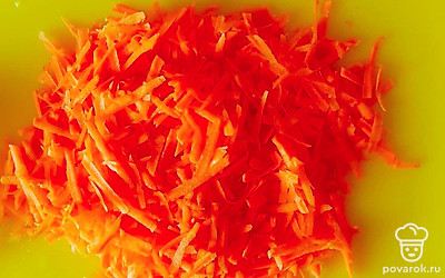 Лук и картофель порежьте кубиками. Морковь натрите на крупной терке. Добавьте лук, картофель и морковь в суп, варите 15-30 минут.