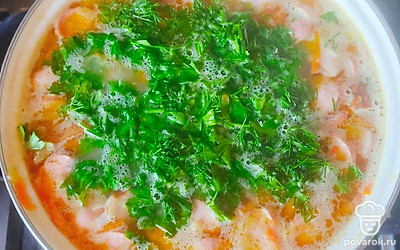 Переложите тушеные овощи и копченые сосиски в суп. Посолите по вкусу. Варите под крышкой на маленьком огне 10-15 минут. Добавьте зелень. Дайте настояться 5 минут под крышкой.