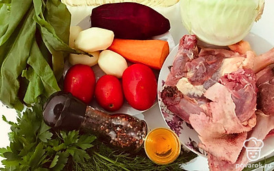 Выставите все продукты по списку ингредиентов. Картофель, свеклу, морковь, лук, отчистите и хорошо промойте. Мясо утки тщательно промойте, срежьте все излишки жировых прослоек и вырвите оставшиеся иголки перьев, если они есть, протрите бумажным полотенцем. Приготовьте посуду, которой будете пользоваться.