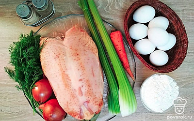 Курицу хорошо промойте, овощи почистите. Одну луковицу, одну морковь и один сельдерей поместите в кастрюлю, залейте водой и варите на слабом огне 1,5 часа. Остальные овощи и картошку порежьте произвольно.