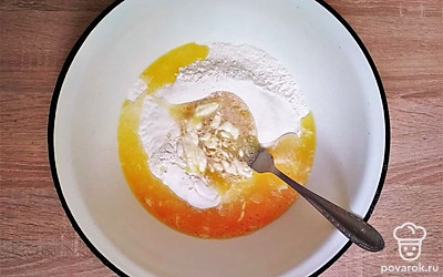 Приготовьте лапшу: 6 яиц соедините с желтком и солью, взболтайте вилкой, влейте в просеянную муку. Замесите тесто сначала вилкой в миске, затем на столе руками. Месите 10 минут пока тесто не станет гладким и однородным. Поместите его в пакет и оставьте отдыхать 15 минут.