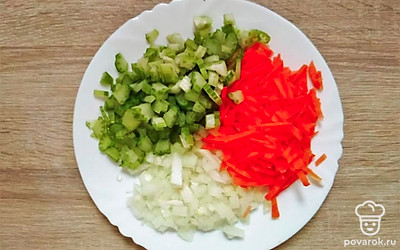 Кастрюлю уберите с плиты, мясо выньте, а овощи выбросите. Отделите мясо от костей и порежьте на кусочки. Бульон процедите, верните на плиту, в кипящий бульон закиньте порезанные лук, морковь и сельдерей, проварите до готовности. Насыпьте лапшу и варите 5 минут, добавьте кусочки мяса и зелень, проварите еще пару минут.