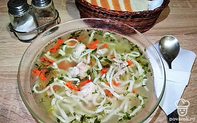 Разлейте готовое блюдо по порционным тарелкам, добавьте сметану. Подавайте в качестве первого блюда на обед.