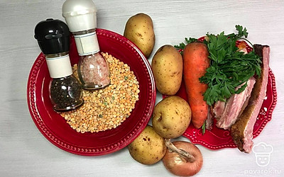 Промойте горох проточной водой и поставьте вариться, не солите. Ребра порежьте на порции.