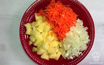 Промойте и очистите овощи. Картофель и лук порежьте кубиком, морковь соломкой.