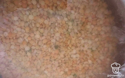 Когда горох практически приготовится, нужно добавить овощи. Затем когда картофель будет почти готов отправьте копчености и варите еще 5 минут. Добавьте соль и специи, проварите еще пару минут. Выключите и дайте настояться.