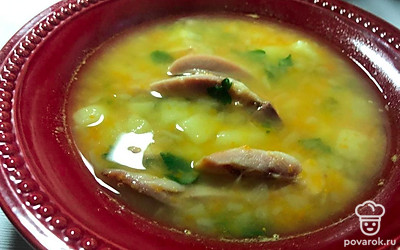 Готовый суп разлейте по тарелкам, присыпьте свежей зеленью. Подавайте к нему пшеничные или ржаные сухарики.