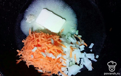 Подготовьте кастрюлю, добавьте воду, положите куриные бедра и крыло и отварите. Через 5 минут добавьте картофель. Растопите сливочное масло на горячей сковороде и добавьте лук, морковь и чеснок.