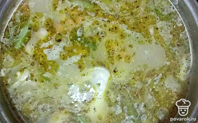 В конце добавьте кубик специй, соль по вкусу. Черный горошек измельчите и тоже добавьте в суп, а также сухую зелень с тимьяном.