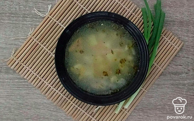 Перед подачей посыпьте суп свежей зеленью. Добавьте несколько перьев зеленого лука. По желанию подавайте суп вместе со сметаной и белым хлебом или домашними чесночными гренками/сухарями.