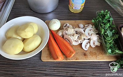 Подготовьте все продукты. Овощи тщательно помойте и очистите. Грибы помойте и нарежьте.