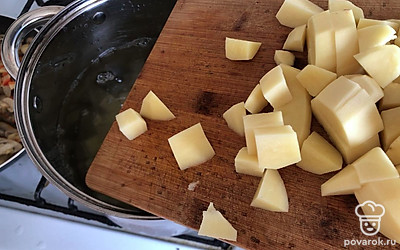 Поставьте на сильный огонь кастрюлю с водой. После закипания убавьте нагрев.