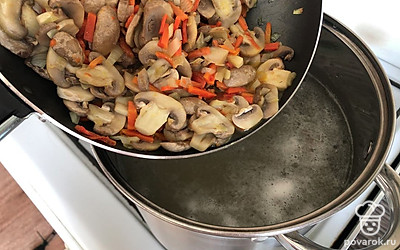 Овощную зажарку переложите в кастрюлю.