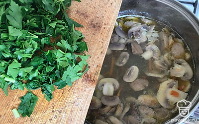 После закипания добавьте мелко нарезанную петрушку, лавровый лист. Дайте настояться до готовности картофеля.