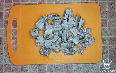 Из готового бульона достаньте мясо и нарежьте небольшими кусками. В кипящий бульон добавьте перловку и варите 20 минут. Затем добавьте нарезанный картофель и варите ещё 20 минут.