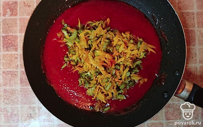 В другую сковороду положите томатную пасту и прогрейте. Добавьте лавровый лист, перец, соль. Положите в томатную пасту зажарку и перемешайте. Выложите томатную пасту с зажаркой в суп, варите ещё несколько минут. После этого дайте рассольнику настояться минут 10.