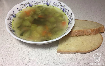 При подаче в тарелки положите по кусочку отварного мяса утки, по желанию можно заправить рассольник сметаной и посыпать рубленой зеленью.