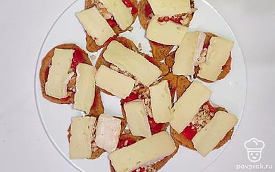 Хлеб разложите на тарелку, затем намажьте медом. Сверху посыпьте кусочками абрикоса. Фундук и грецкие орехи раздавите на крупные куски. Посыпьте орехами сверху абрикос. Полейте оливковым маслом.