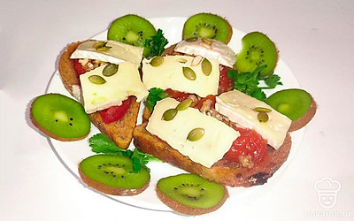 Подавайте тосты в красивой тарелочке, предварительно насыпьте по краям кусочки киви.