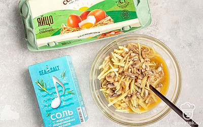 Подготовьте начинку. Шампиньоны Global Village обжарьте на 2 ст.л. масла «Селяночка» до испарения жидкости. Добавьте грибы в картофельную массу. Вбейте яйцо «Селяночка», посолите и поперчите.