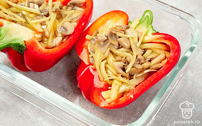 Половинки перцев наполните начинкой и выложите в смазанную маслом форму для запекания. Отправьте в духовку на 50 минут.