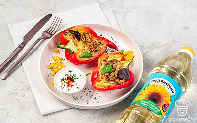 Подайте фаршированные перцы к столу горячими, пока они не остыли.