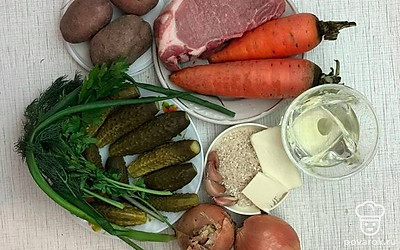 Подготовьте продукты по списку ингредиентов.Картофель и морковь промойте под водой. Зелень промойте. Приготовьте терку.