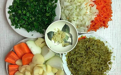 Для бульона разрежьте морковь и лук на несколько частей.Очистите картофель и нарежьте кубиками, а репчатый лук - маленькими кубиками. Очищенную морковь, маринованные огурцы натрите на крупной терке. Чеснок мелко посеките. Зелень петрушки, укропа, зеленый лук мелко нарежьте.