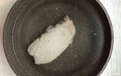 Прокипятите мясо 2 минуты. Слейте воду, мясо промойте. Положите его в кастрюлю с 3 литрами воды и варите 40 минут.