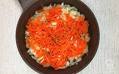 Пока варится бульон, сделайте зажарку. В сковороду положите тертую морковь и нарезанный лук и жарьте на масле до готовности.
