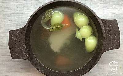 Положите в бульон нарезанные на части лук и морковь, лавровый лист и перец. Добавьте соль, перец и варите еще 40 минут.