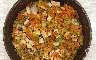 Сваренное мясо в бульоне нарежьте мелкими кубиками и добавьте в сковороду с морковью и луком. Продолжайте жарить 3 минуты, постепенно добавляя тертые соленые огурцы и огуречный рассол.