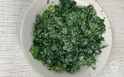 Помытую петрушку и укроп мелко нарежьте и тщательно разотрите с солью, перцем, чесноком и легка растаявшим сливочным маслом. Рис промойте в воде и положите в бульон. Доведите до кипения и варите 5 минут.