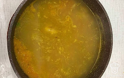 Далее добавьте зажарку и варите еще 5 минут. Добавьте картошку и варите 15 минут. Затем добавьте заправку из зелени. Варите еще минуту и выключайте. Дайте настояться рассольнику 30 минут.