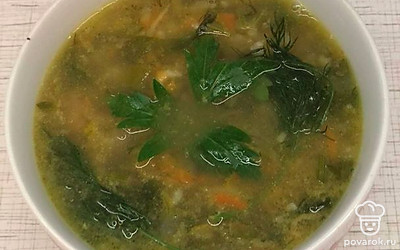 Налейте рассольник в глубокую порционную тарелку. Посыпьте сверху нарезанной зеленью.