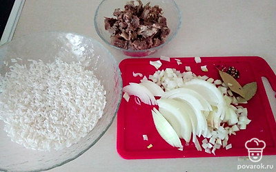 Мясо промойте, залейте водой и варите снимая пену около 90 минут. Я воспользовалась мультиваркой и приготовила бульон и мясо заранее. Достаньте мясо, измельчите. Рис тщательно промойте. Лук нарежьте полукольцами.