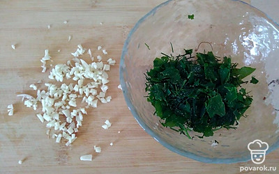 Когда рис будет почти готов, добавьте измельченный чеснок и зелень. Достаньте перчик, выбросите. Выключите плиту, дайте супу настояться 5 минут.