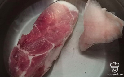 Поставьте варить мясо в проточной воде. Варите 30 минут.
