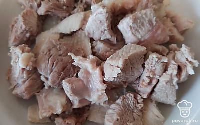 Когда мясо сварится, вытащите его и слейте воду. Мясо нарежьте на мелкие кусочки.