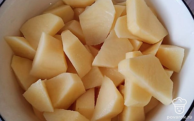 Очистите картошку и закиньте в кастрюлю к капусте с мясом. Варите еще 10 минут.