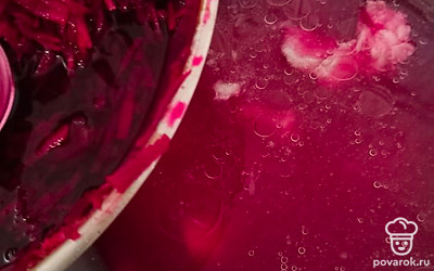 Положите в кастрюлю поджарку. Добавьте зелень. Варите еще 3 минуты.