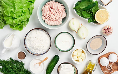 Подготовьте продукты для бургеров. Желток отделите от белка. Лук и чеснок почистите, измельчите. Шпинат и укроп мелко порубите. Сыр раскрошите вилкой. Огурец нарежьте тонкими пластиками. Листья салата помойте и обсушите.