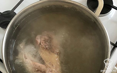 Отварите мясо до готовности.