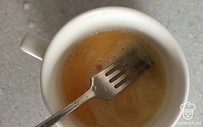 Яйцо взбейте в кружке вилкой и постепенно влейте его в суп, продолжая активно помешивать бульон. Тогда яйцо образует своеобразные «кудряшки».