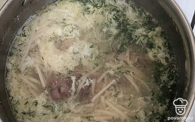 Добавьте соль, перец и укроп. Дайте супу покипеть еще 5 минут.