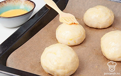 Испеките булочки. Смешайте теплое молоко и воду. Всыпьте сахар и соль, перемешайте. Добавьте дрожжи и размягченное масло. Перемешайте. Оставьте на 10 минут. Порционно всыпьте муку и замесите тесто. Накройте полотенцем. Оставьте на час. Из готового теста сформируйте 10 круглых лепешек толщиной 1,5 см, выложите на противень. Смешайте желток и воду, смажьте булочки. Дайте постоять 10 минут. Запекайте при 180 градусах 15-20 минут. Готовые булочки разрежьте на две части.