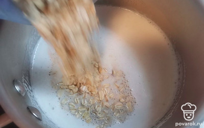 Доведите молоко до кипения и всыпьте овсяные хлопья. Варите в соответствии с инструкцией. У меня обычный геркулес, поэтому варю его 15 минут. 